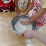 食育「お米研ぎ～おにぎりづくり」…たいよう組