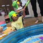 にじいろ保育園二子新地　乳児水遊び