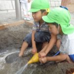 泥んこあそび・色水あそび・あわあそび寒天遊びなどの遊びをたくさん楽しみました。