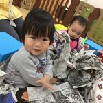 新聞紙遊びをしたよ だいちぐみ