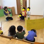にじいろ保育園二子新地　乳児思い出会出し物の練習♪