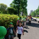 そら組、たいよう組で平間公園まで春の遠足に行きました。