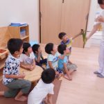 5歳児　トウモロコシの皮むき
