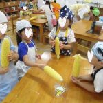 食育活動　ＡМとうもろこしの皮むき