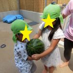 にじいろ保育園二子新地　すいか割り♪