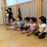 そよかぜ組 新聞紙遊び