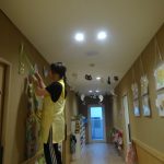 子どもたちがハロウィンの為のお化けを描いています。