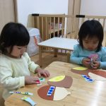 シールペタペタ　楽しいね☆…そよかぜ組