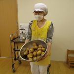 うみぐみでジャガイモの皮むきをしました。