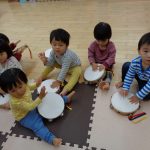 そよかぜ組、楽器に触れて楽しんでいます