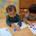 だいち組シールを貼って遊んでいます