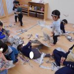 ふたば組　新聞紙で遊んだよ♪
