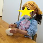 にじいろ保育園二子新地　野菜の皮むき♪