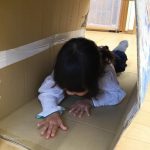 にじいろ保育園二子新地　トンネル遊び