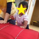 にじいろ保育園二子新地　マット遊び
