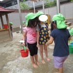 幼児泥遊び