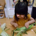 とうもろこし皮むき（ふたば　うみ）