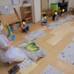 そら組:トウモロコシの皮むき