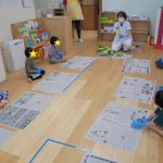 うみ組:トウモロコシの皮むき