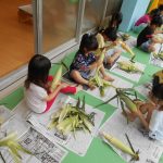 「トウモロコシ皮むき」　　5歳児　たいよう組