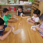 7月、雨の日に『かたつむり』を作って、あそびました！ うみ組