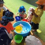 そよかぜ　手作り玩具で水遊び