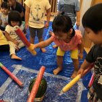 にじいろ四ツ谷保育園 すいか割り