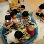 そよかぜ組 新聞紙遊び
