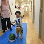 スイカわりしました!…にじいろ保育園田端新町