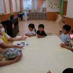 幼児食育（ピーマンの種取）