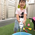 0831 うみ組　色水あそび