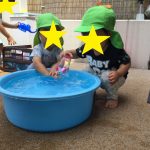 にじいろ保育園二子新地　乳児水遊び