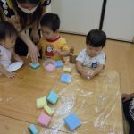 そよかぜ組の感触遊び(スポンジ)