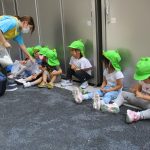 幼児の公園清掃