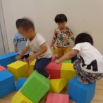 ソフトブロックで遊んだよ！高く積み上げて、たのし～い！