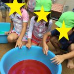 にじいろ保育園二子新地　幼児色水遊び