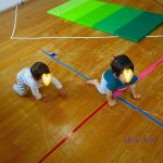 １０月１日　０歳児組　歩く・這い這い