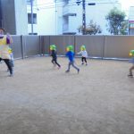 うみ・そら組:小雨でも園庭は遊び場