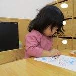 そよかぜ組の子どもたちはクレヨンあそびが大好きです。