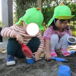 天気の良い日は砂場であそびます。