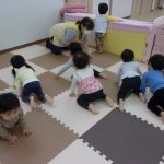 室内遊び　～トンネル・布団山～