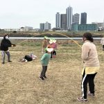 幼児クラスは土手に行って遊びました。