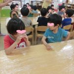 幼児クラス食育 『寒天を触ってみよう!』