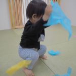 フラワー紙（花紙）を使って遊びました。