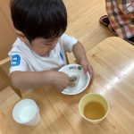 うがいの様子 2歳児ふたばぐみ