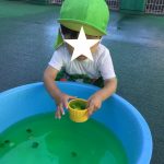色水遊びや色のついた氷の遊びで涼んでいます。