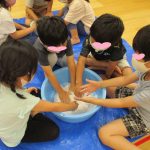 幼児:片栗粉遊びでの感覚遊び