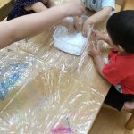 そよかぜ組の感触遊び