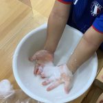 そら組の感触遊び（片栗粉）