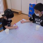 たいよう組の色水作り
